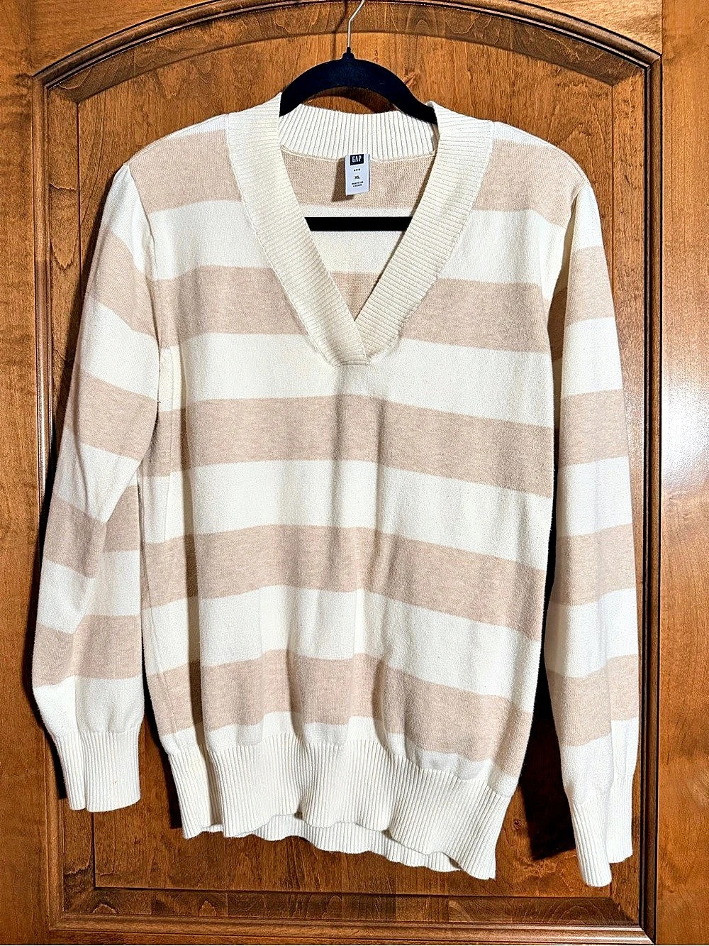 Gap Striped V-Neck Sweater in Taupe & Cream XL